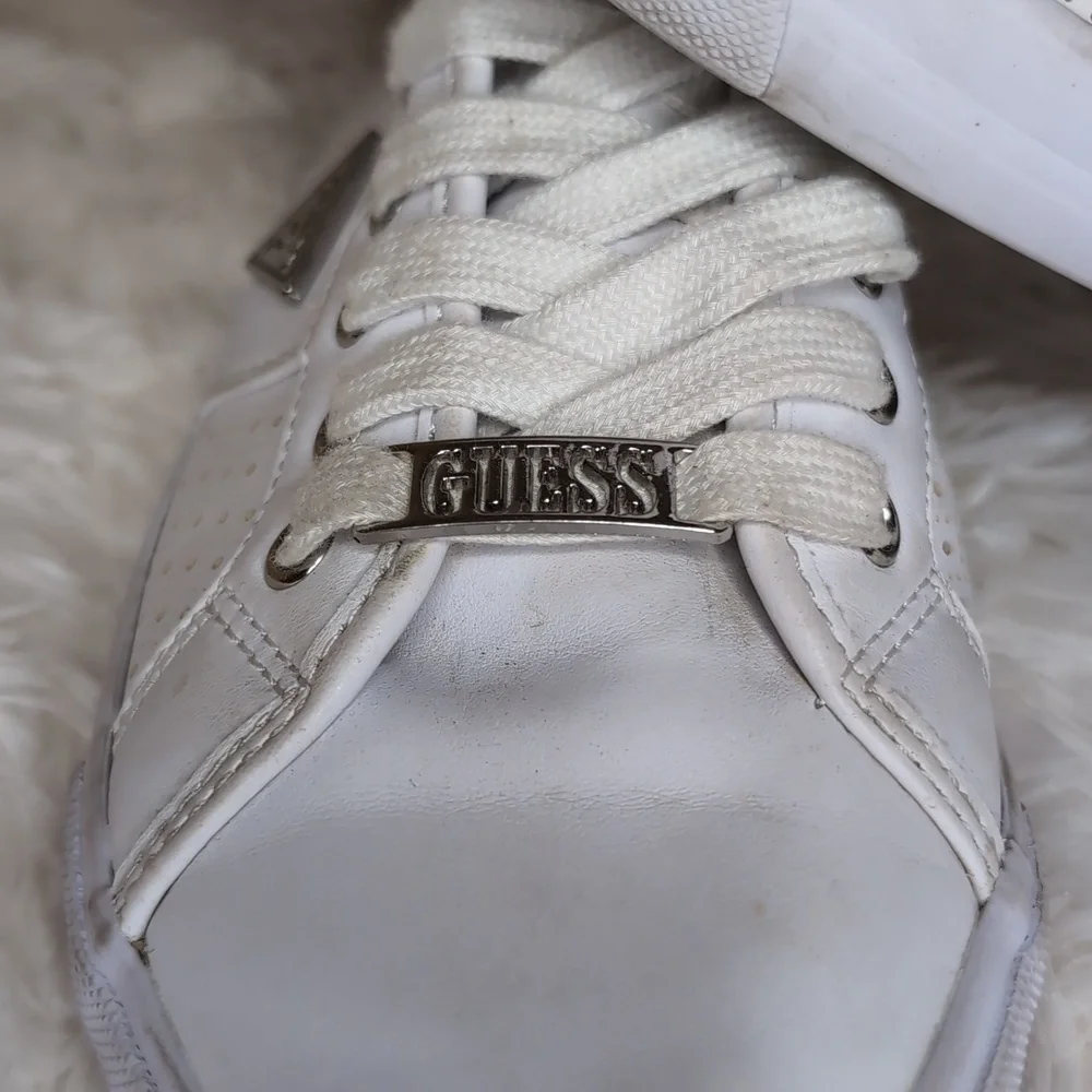 Guess White LEATHER Minimalist Tennis Shoes SZ 7